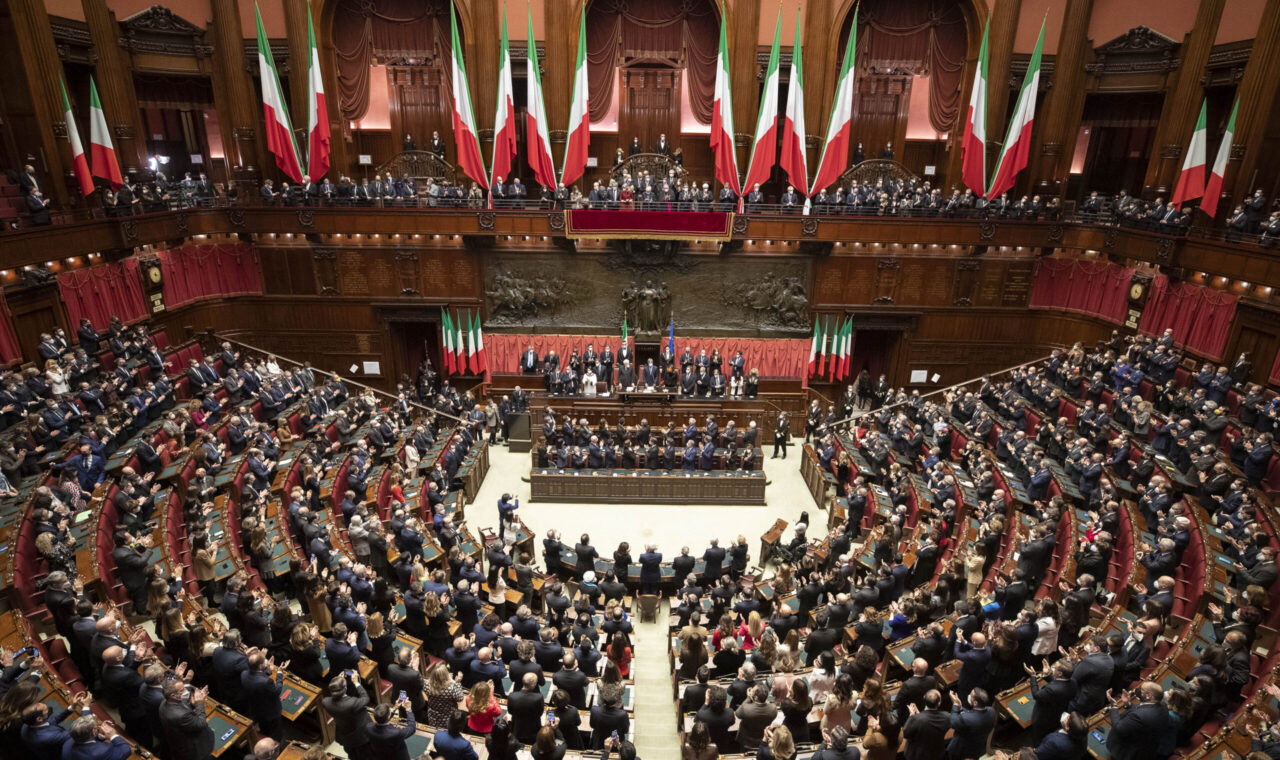 Il Presidente della Repubblica Sergio Mattarella con il Presidente del Senato e il Presidente della Camera in seduta comune.