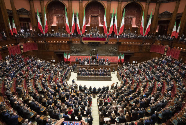Il Presidente della Repubblica Sergio Mattarella con il Presidente del Senato e il Presidente della Camera in seduta comune.