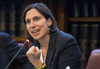 Elly Schlein durante una conferenza stampa