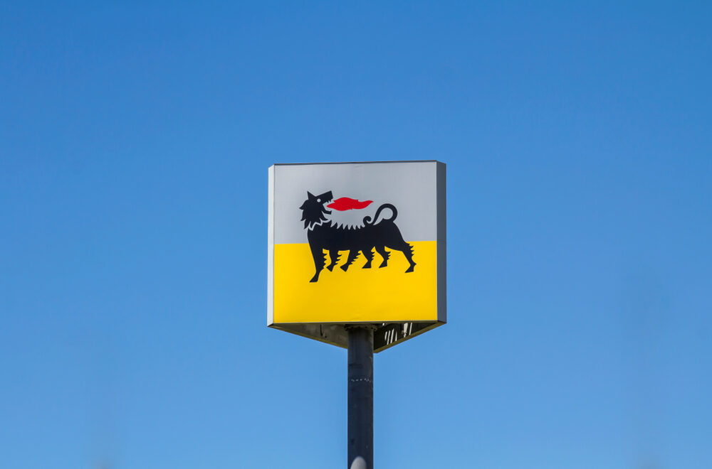 Logo Eni con grafico dei risultati finanziari