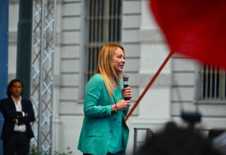 Giorgia Meloni durante un intervento pubblico