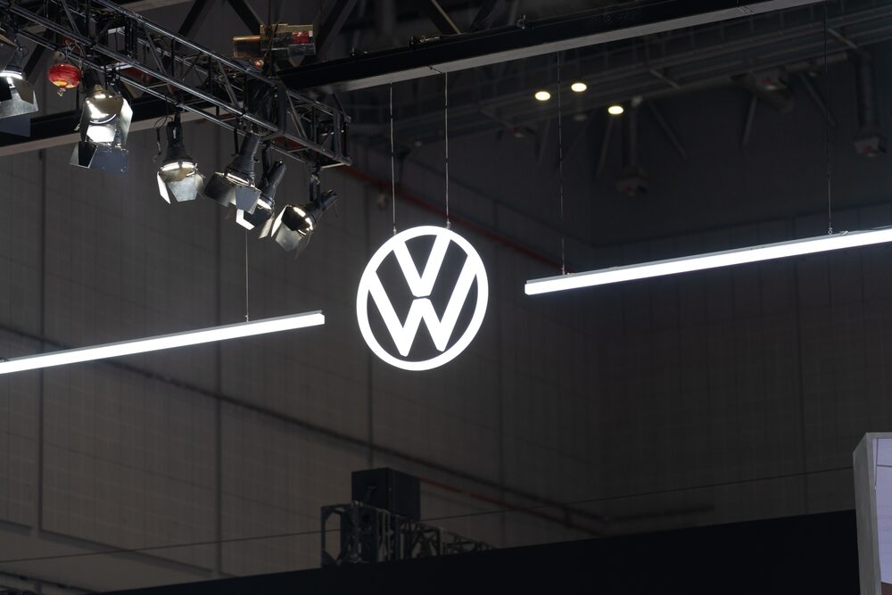 Logo Volkswagen su un'auto elettrica
