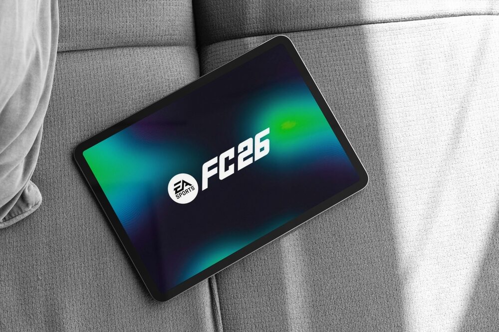 Logo EA SPORTS FC Mobile con sfondo di una partita di calcio