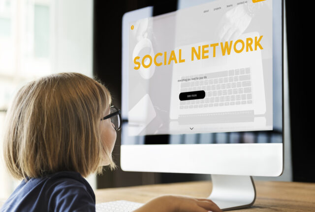 Rappresentazione grafica delle restrizioni sui social media per minori