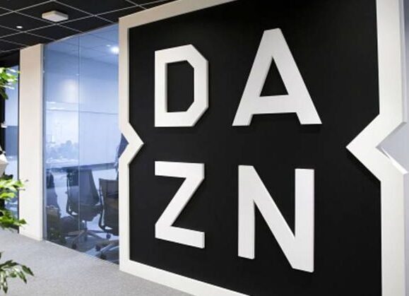 Logo di Dazn con sfondo sportivo