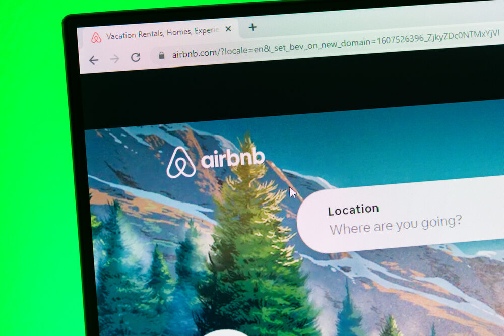 Aggiornamento Airbnb con AI e funzioni social